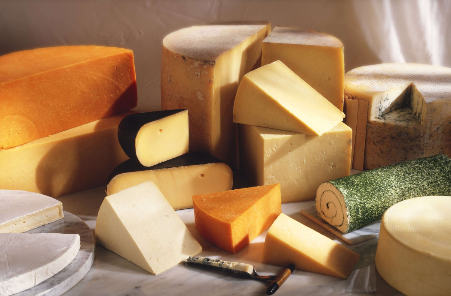 Queso nacional e importado Selección de quesos nacionales e importados hechos exclusivamente para Distribuidora San Pedro Cholula. DSPC