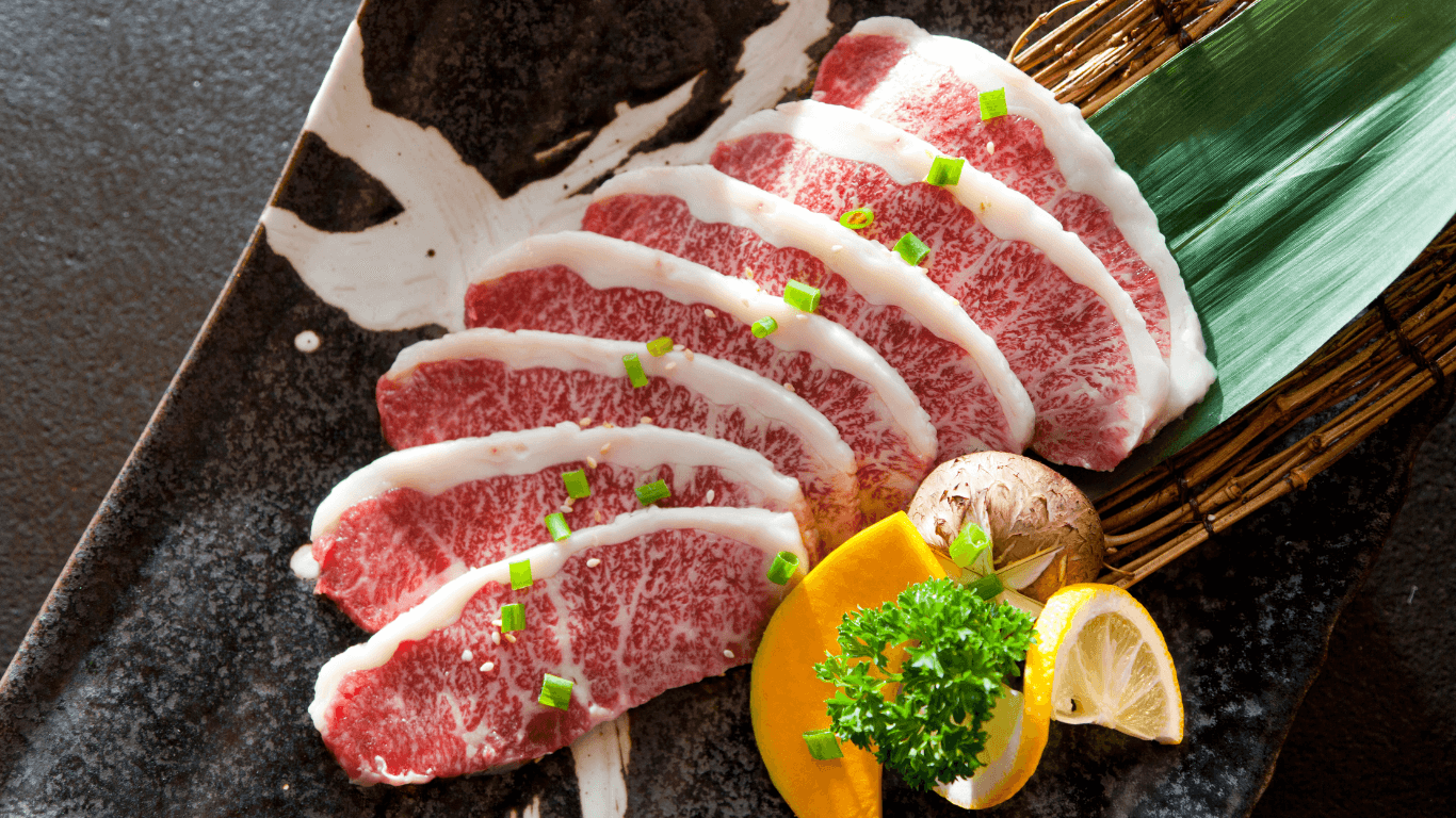 Wagyu 和牛 El término "Wagyu" se traduce como "buey japonés" en japonés, y se refiere específicamente a cuatro razas japonesas de ganado: Japanese Black (Negro Japonés), Japanese Brown (Marrón Japonés), Japanese Shorthorn (Corto Japonés) y Japanese Polled (