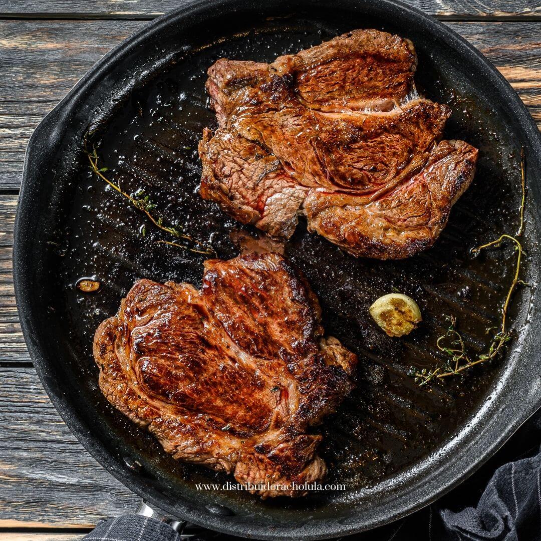 Delmonico El corte de carne Delmonico, también conocido como Bistec Delmonico o Chuletón Delmonico, tiene su origen en el famoso restaurante Delmonico's en la ciudad de Nueva York. Delmonico's abrió por primera vez en 1827 y se convirtió en uno de los res