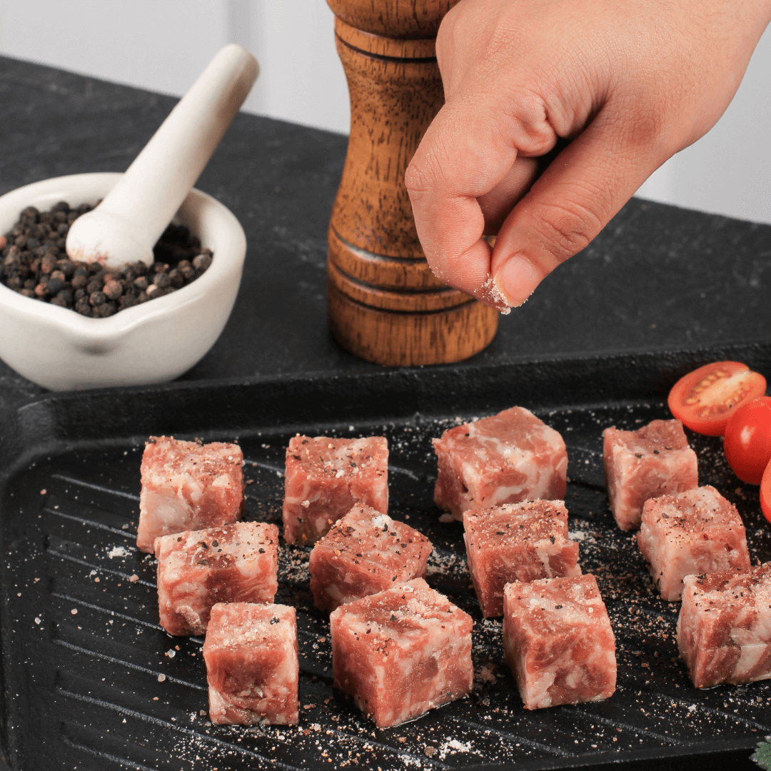 Rib Eye Akaushi Wagyu Akaushi: Wagyu americano, calidad más elevada que prime (BMS 6-8). La pieza se distingue por ser uno de los cortes finos con buena suavidad, sabor y jugosidad gracias al conjunto de músculos que lo conforman. La marca Akaushi, se ofr