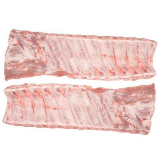 Baby back ribs cerdo Las costillas traseras se cortan desde la columna vertebral después de que se retira el lomo. Las costillas superiores se llaman Baby Back Ribs, pero no porque provengan de un cerdo bebé sino porque son más cortas en relación con las
