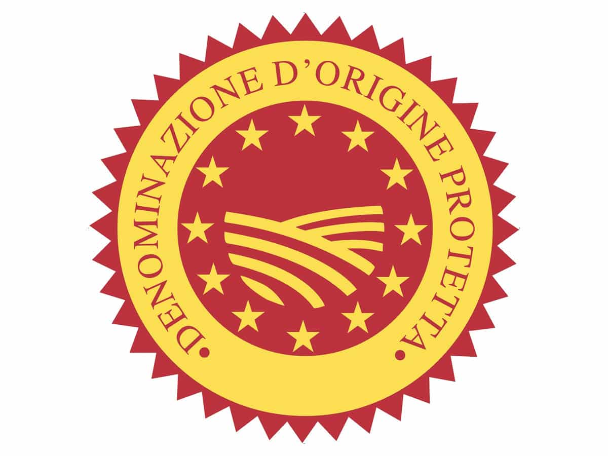Grana Padano El Grana Padano es un queso semigraso de pasta dura, elaborado con leche de vaca proveniente de dos ordeños diarios, reconocido por su textura granular y su sabor suave, ligeramente dulce y menos concentrado que el Parmigiano-Reggiano. Origin