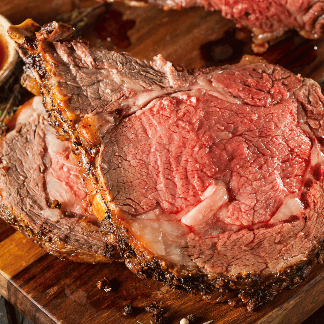 Costilla de Roast Beef Marinado La Costilla de Roast Beef Marinada con Sal y Pimienta es un corte suave, listo para asar, que destaca por su sabor intenso y su jugosa textura. Esta preparación simplificada realza el sabor natural de la carne gracias a su