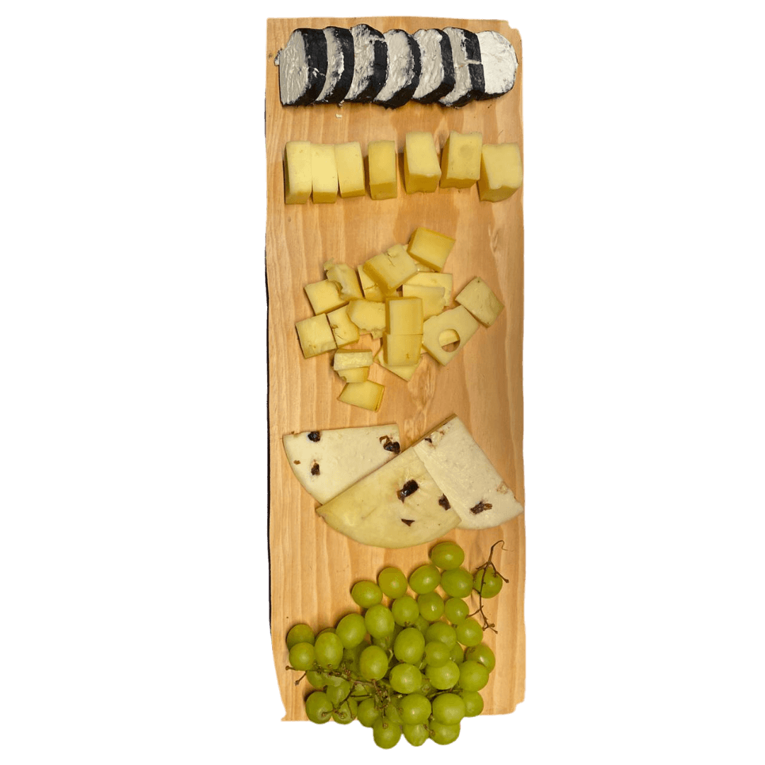 Tabla de quesos básica (Selección Distribuidora San Pedro) 150 g Maasdam 150 g Gouda de Nueva Zelanda 150 g Gouda de Uruguay 200 g Queso de cabra ceniza 250g UvasDSPC