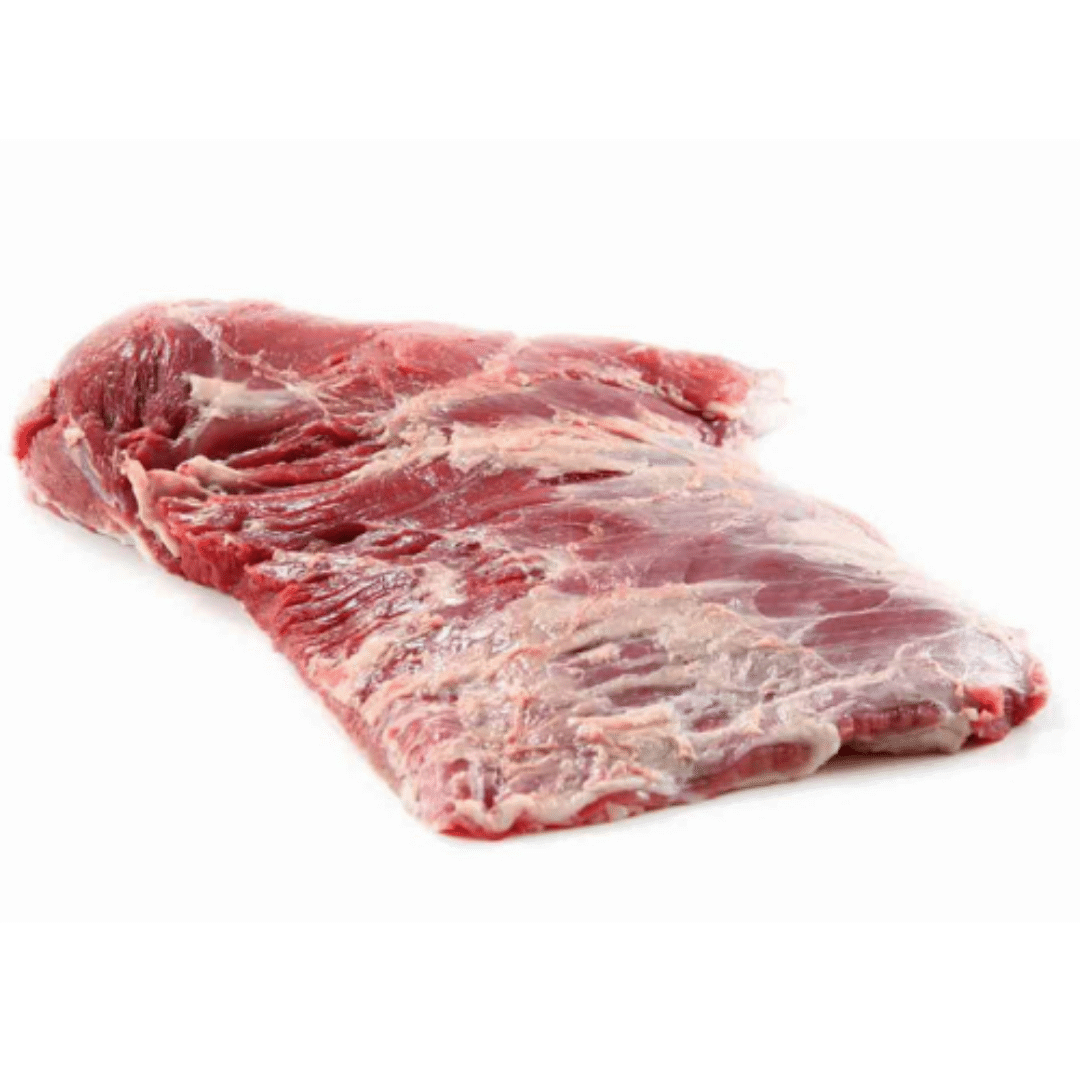 Falda Res para Asar La Falda de Res, también conocida como vacío o matambre, es un corte caracterizado por su textura fibrosa y su alto contenido de colágeno, lo que le da una consistencia gelatinosa y un sabor excepcional. Aunque tiene nervios, estos se