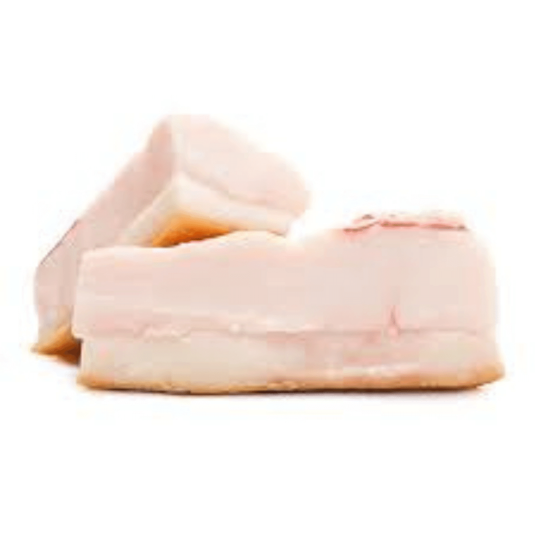 Grasa de Cerdo en Trozos. La Grasa de Cerdo en Trozos es un producto versátil y esencial en la cocina tradicional. Este ingrediente se utiliza comúnmente para extraer manteca o para dar sabor y textura a una gran variedad de recetas. Su origen natural y s