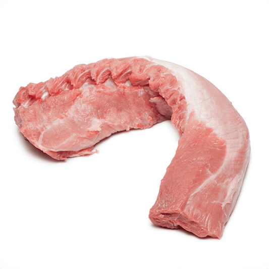 Lomo en Caña Cerdo El Lomo de Cerdo es un corte magro y versátil que se extrae de las dos piezas de carne ubicadas junto al espinazo y bajo las costillas del cerdo. Este corte se caracteriza por su forma cilíndrica y su bajo contenido de grasa, lo que lo